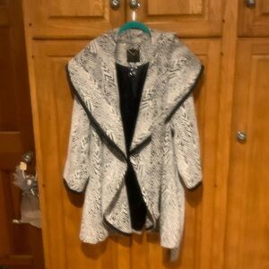 G.I.L.I. Black and White Geometric Cape